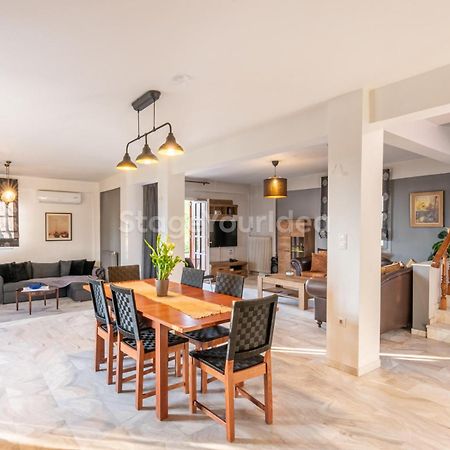 Τraditional Fully Detached Villa On A Luxurious Hillock Of Thessaloniki With Its Own Garden Also For Family & Wedding Gatherings For 10 To 25 People Only 15 Minutes From Airport Exterior foto