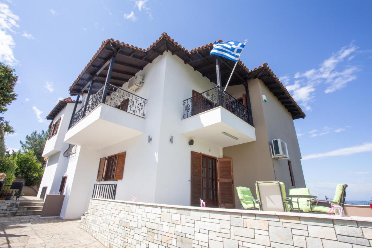 Τraditional Fully Detached Villa On A Luxurious Hillock Of Thessaloniki With Its Own Garden Also For Family & Wedding Gatherings For 10 To 25 People Only 15 Minutes From Airport Exterior foto