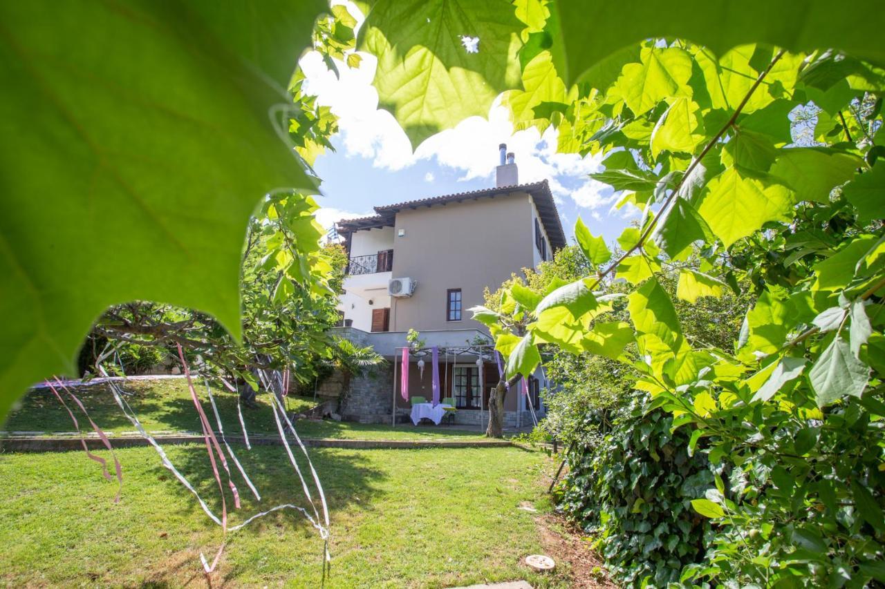 Τraditional Fully Detached Villa On A Luxurious Hillock Of Thessaloniki With Its Own Garden Also For Family & Wedding Gatherings For 10 To 25 People Only 15 Minutes From Airport Exterior foto