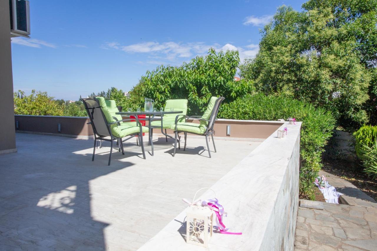 Τraditional Fully Detached Villa On A Luxurious Hillock Of Thessaloniki With Its Own Garden Also For Family & Wedding Gatherings For 10 To 25 People Only 15 Minutes From Airport Exterior foto